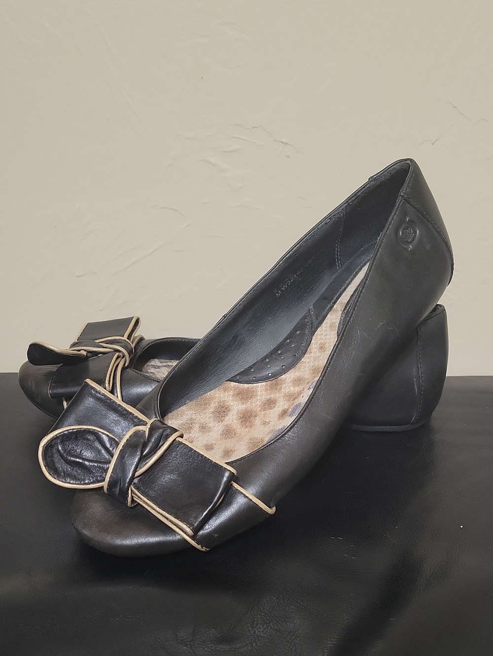 Born Black Leather Ballet Flats Shoes Womens 8.5 Gold Trim Bow